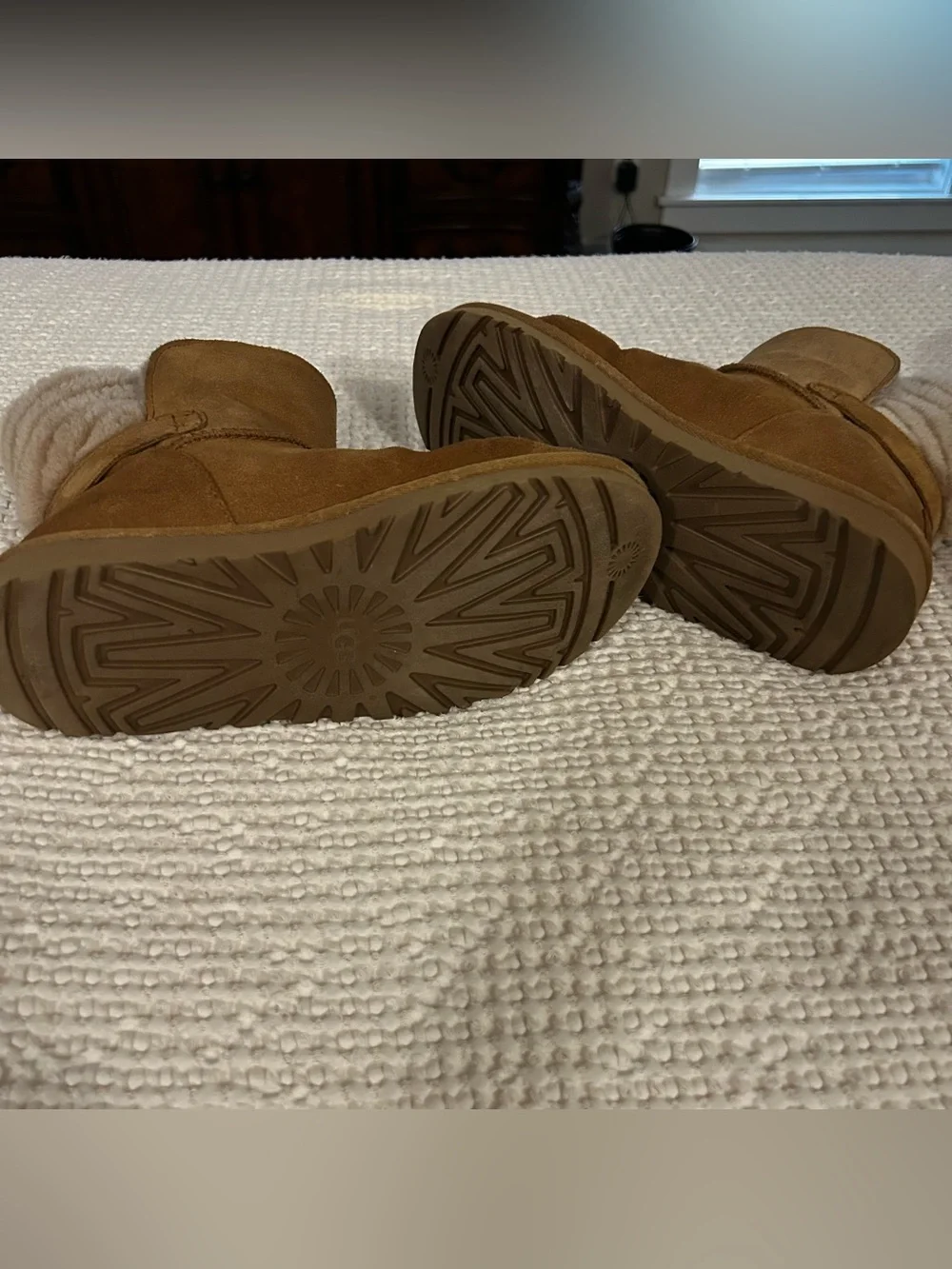 Womens UGG boots size 8. Tan with faux fur lining.